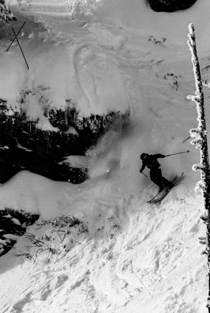 Skiing through technical terrain, black and white